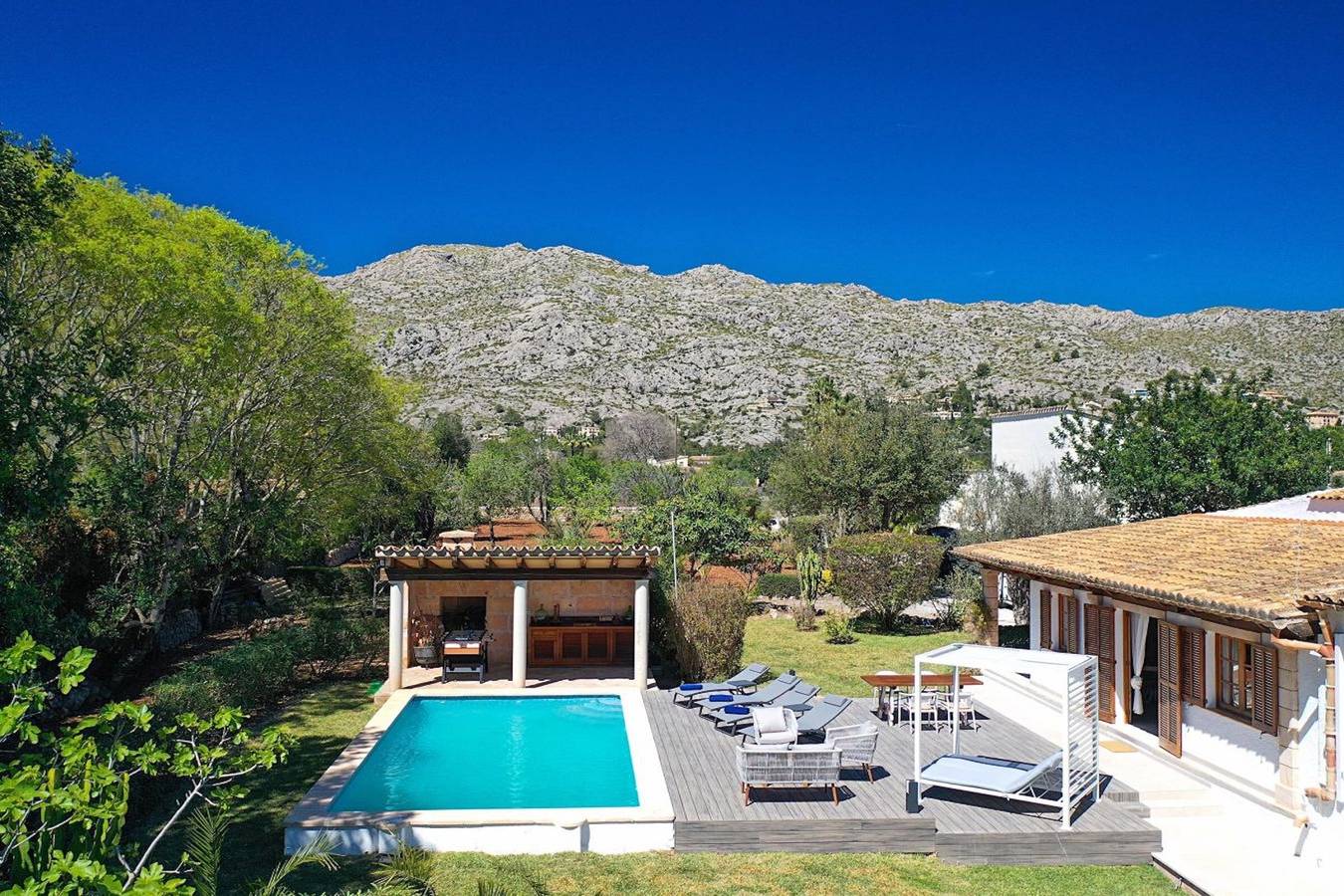 Casa de vacaciones "Alegre" con vistas a la montaña, piscina, jardín y Wi-Fi in Pollensa Ciudad, Pollença