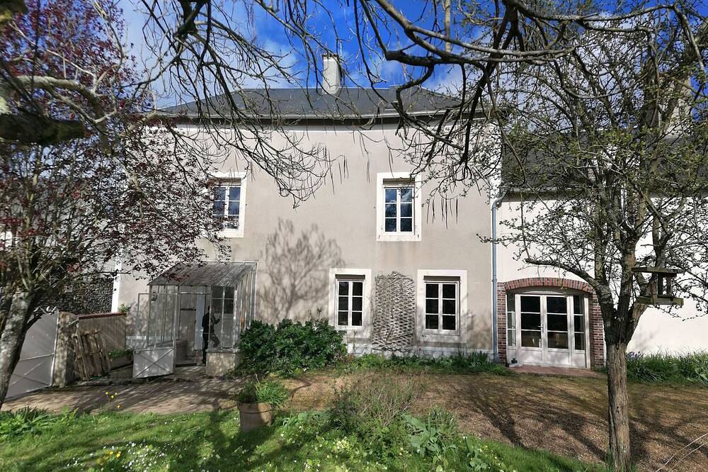 Agréable maison avec grand jardin dans belle cité de caractère. in Fresnay-sur-Sarthe, Sarthe
