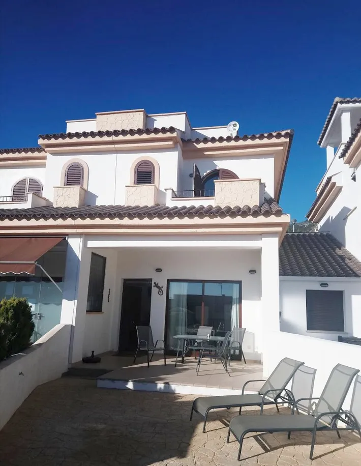 Apartamento de vacaciones para 4 personas, con jardín y vistas además de piscina para niños y piscina - 1