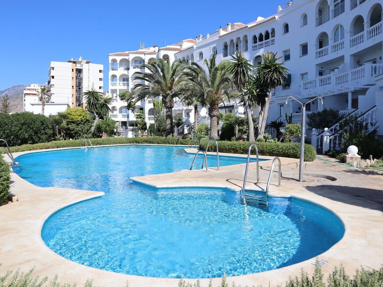 Entire apartment, Beachfront apartment in Nerja with pool and air conditioning in Rio Chillar, Nerja
