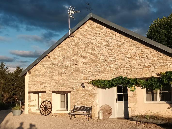 Gîte pour 6 personnes, avec jardin à GY