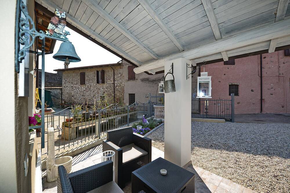 Residence at the Castle. Room in medieval village 10 minutes from Lake Garda in Monzambano, Mantua Provinz