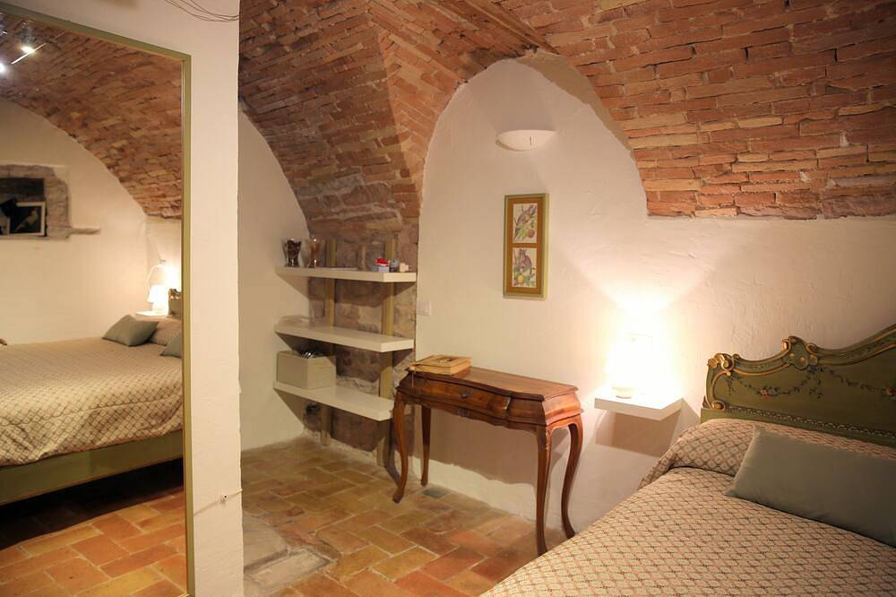 Entire apartment, Romantic historical residence with large panoramic terrace and breathtaking sunsets in Spello, Perugia Province