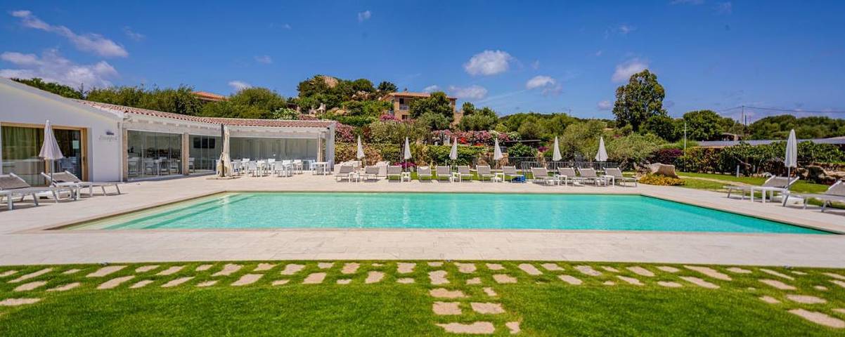 Chambre d’hôte pour 2 personnes, avec Terrasse et Jardin ainsi que Piscine et Vue à Arzachena