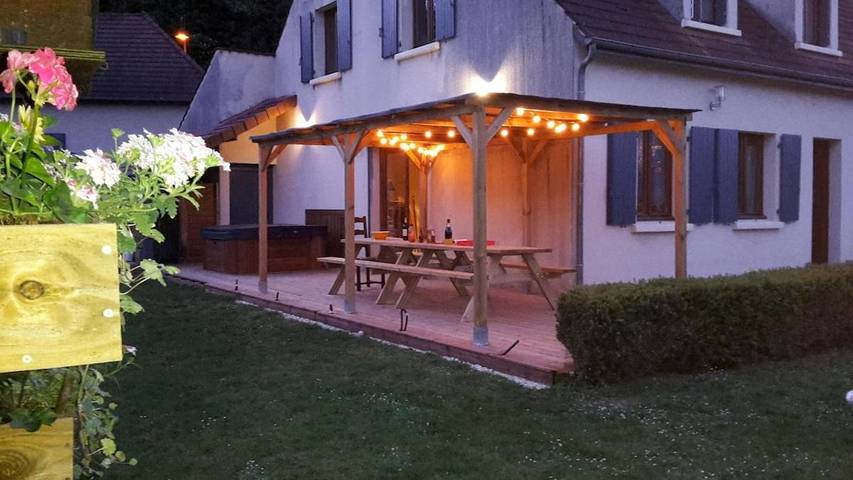 Location de vacances pour 7 personnes, avec Balcon ainsi que Jacuzzi et Terrasse dans Chevroches