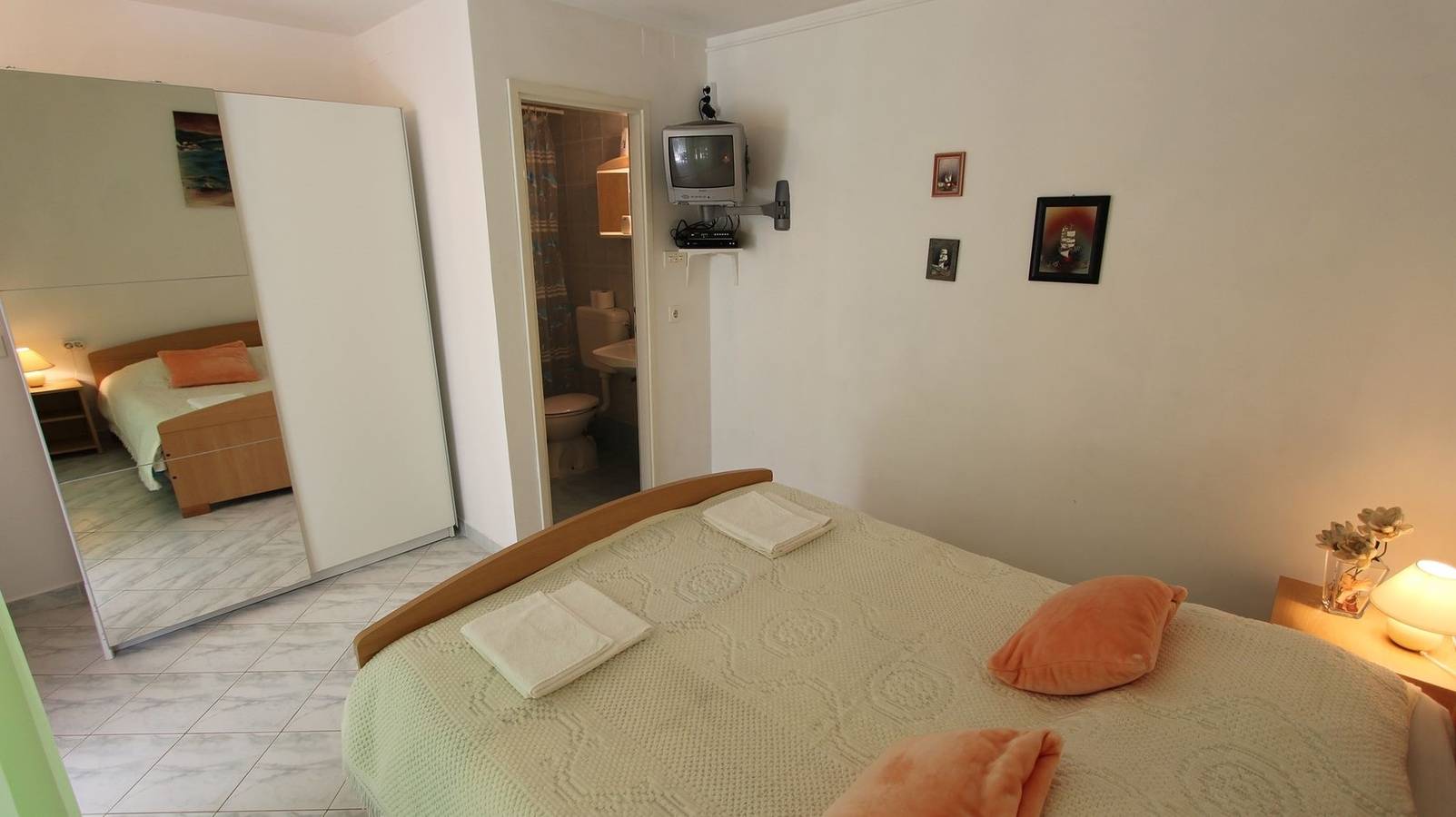 Ganze Wohnung, Perfekt für Paare - Ferienwohnung Darko 1, nur 200 m vom Meer entfernt in Malinska-Dubašnica, Krk
