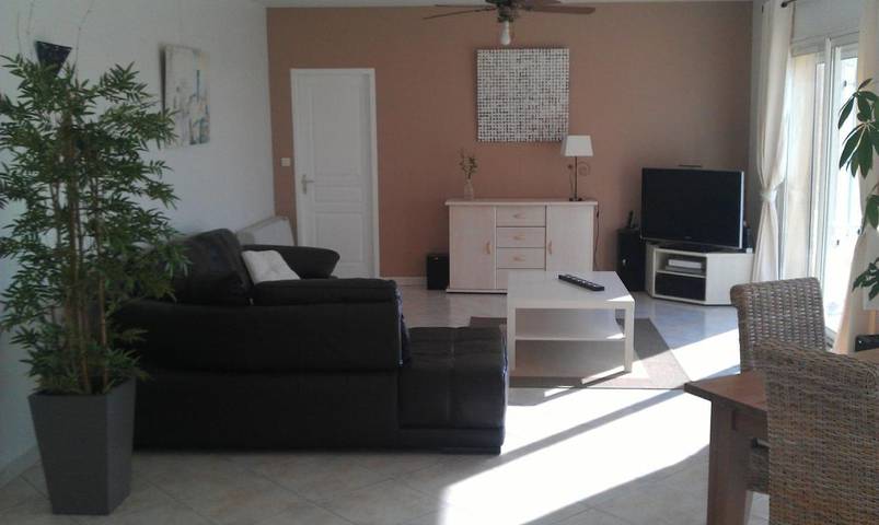 Location de vacances pour 9 personnes, avec jardin ainsi que piscine et vue, animaux acceptés à MUS - 2