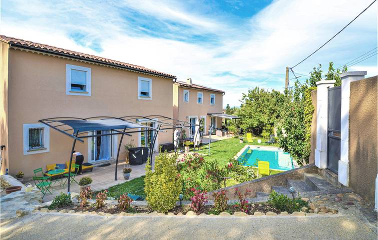 Location de vacances pour 12 personnes, avec terrasse ainsi que jardin et piscine à Sauveterre - 2