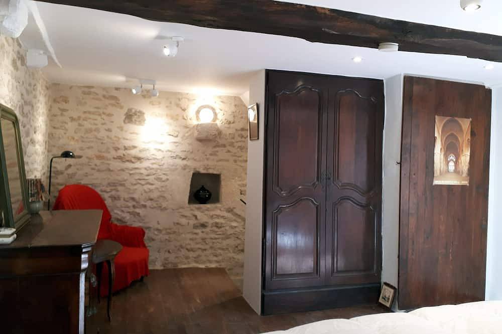 La Maison De Pierre - Confortable  Maison De Charme Du Xveme Siecle in Flavigny-sur-Ozerain, Région de Montbard