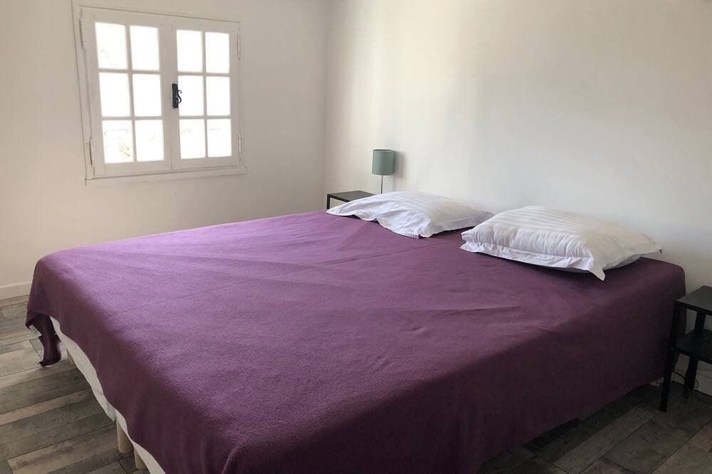 Charming house that sleeps 10—luxury—with a pool and air conditioning in Barjols, Brignoles Region