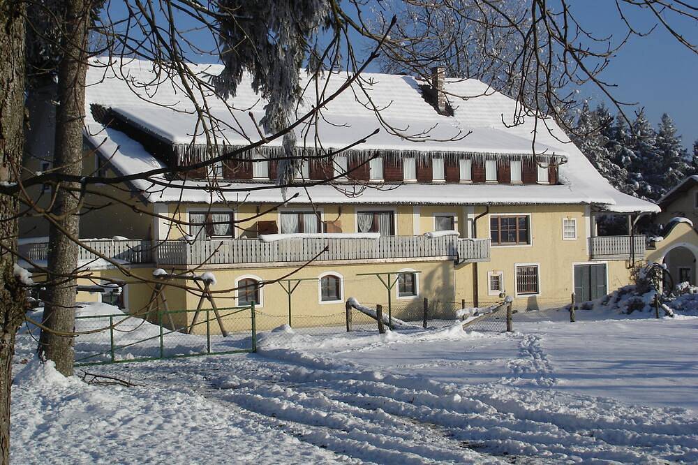 Ganze Wohnung, Ferienwohnung Nr. 2 bis 4 Personen, 42 qm, im 2 Og. mit 1 Wohnschalfzimmer, Kinderzimmer, Balkon in Kirchanschöring, Rupertiwinkel