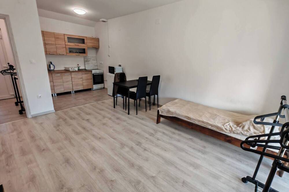 Ganze Wohnung, Workstay Apartment – Moderner Komfort mit privatem Parkplatz, in der Nähe von Annehmlichkeiten der Stadt in Ketschkemet, Kecskeméti járás