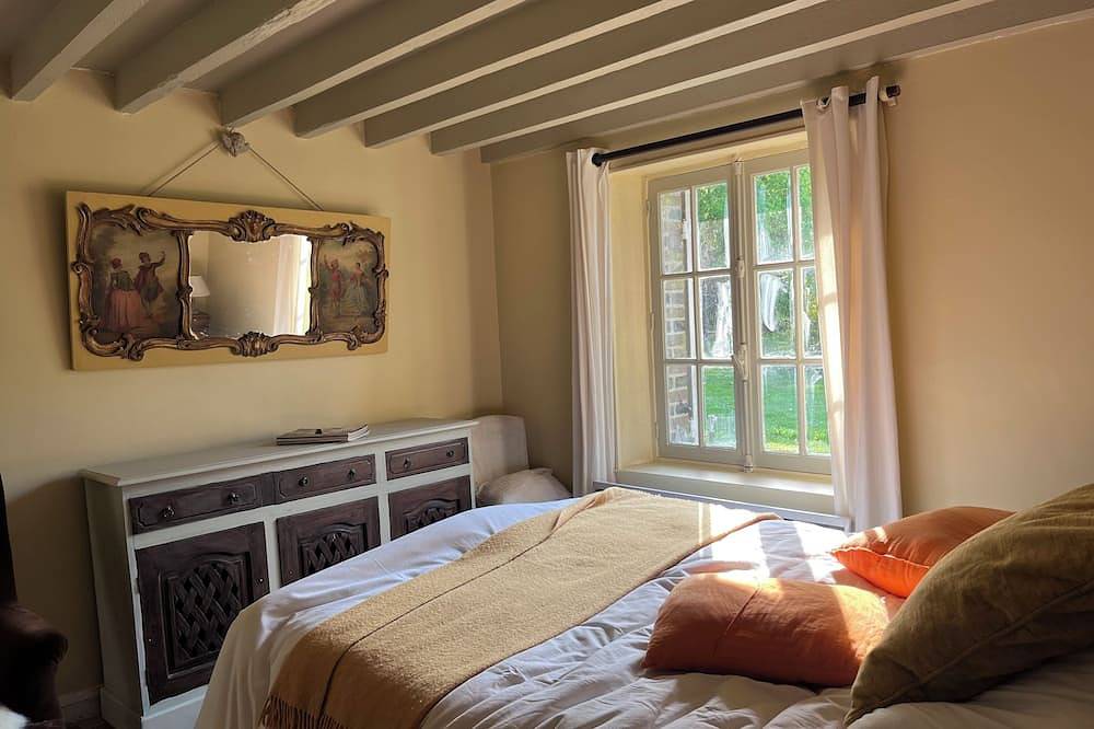 Country house in the heart of a forest offering peace and quiet, 50 minutes from Paris in Fains, Évreux region