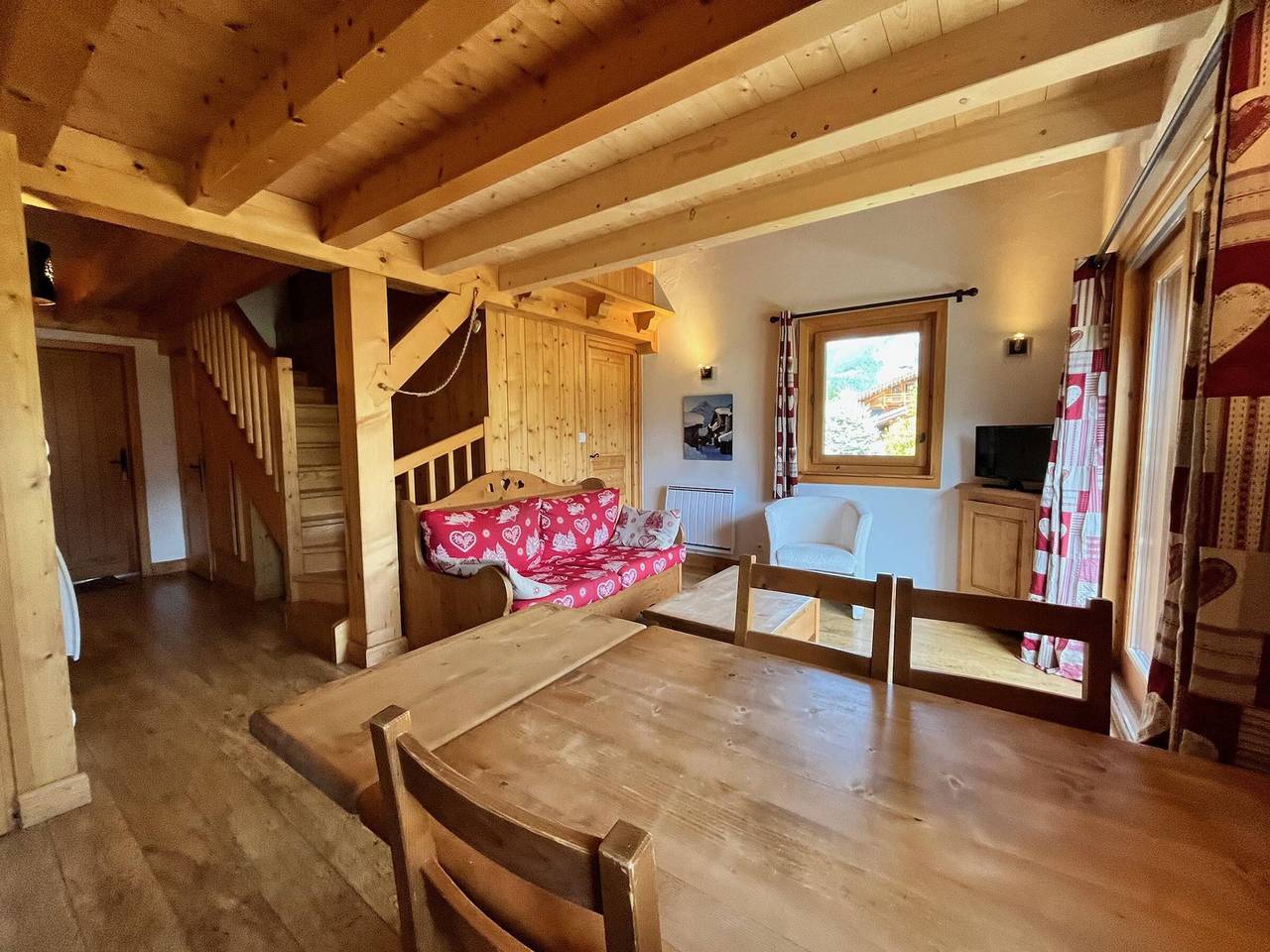 Ganze Wohnung, Komfortable Wohnung in Zentrumsnähe mit Balkon und Parkplatz in Samoëns, Region Bonneville