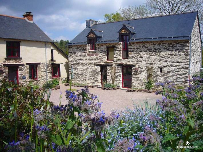 Location de vacances pour 5 personnes, avec Terrasse et Jardin ainsi que Piscine et Vue sur le lac à Iffendic