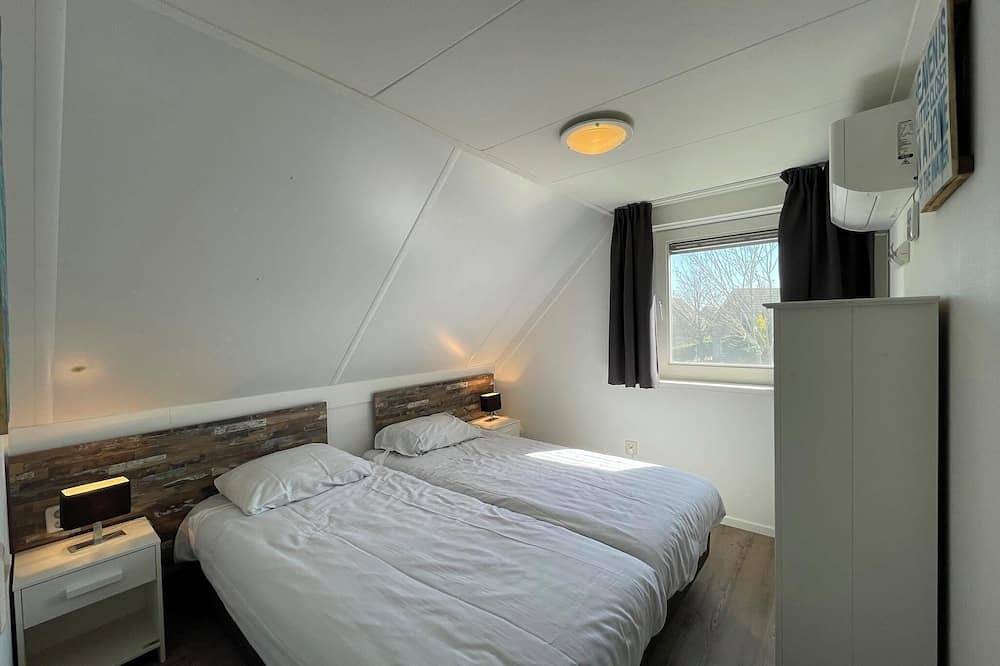 Bungalow with infrared sauna and jacuzzi in the garden in Medemblik, Ijsselmeer