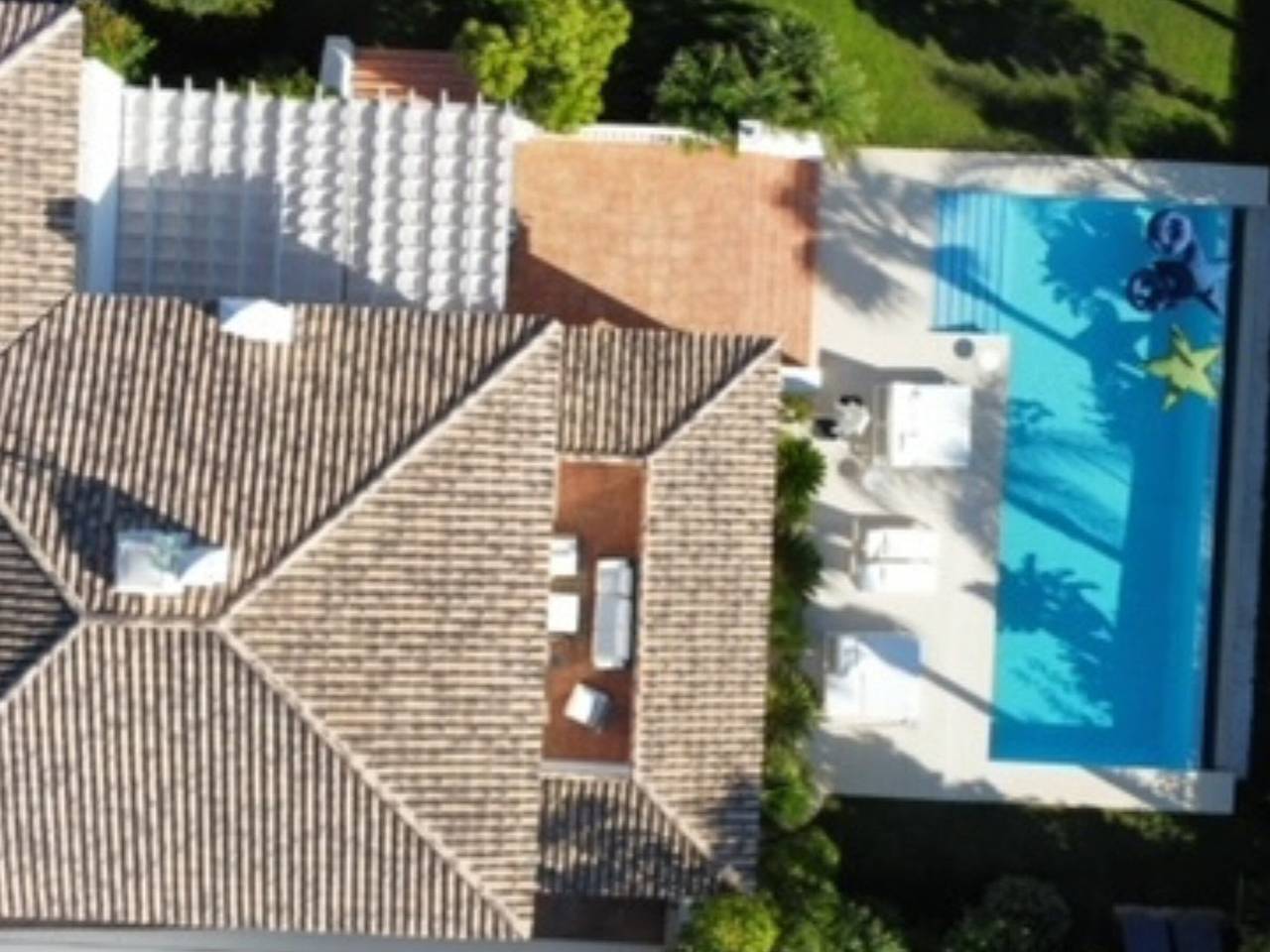 Luxurious Villa in San Pedro de Alcántara for 10 with Private Pool, Garden, and Garage in Playa de Cortijo Blanco, Marbella
