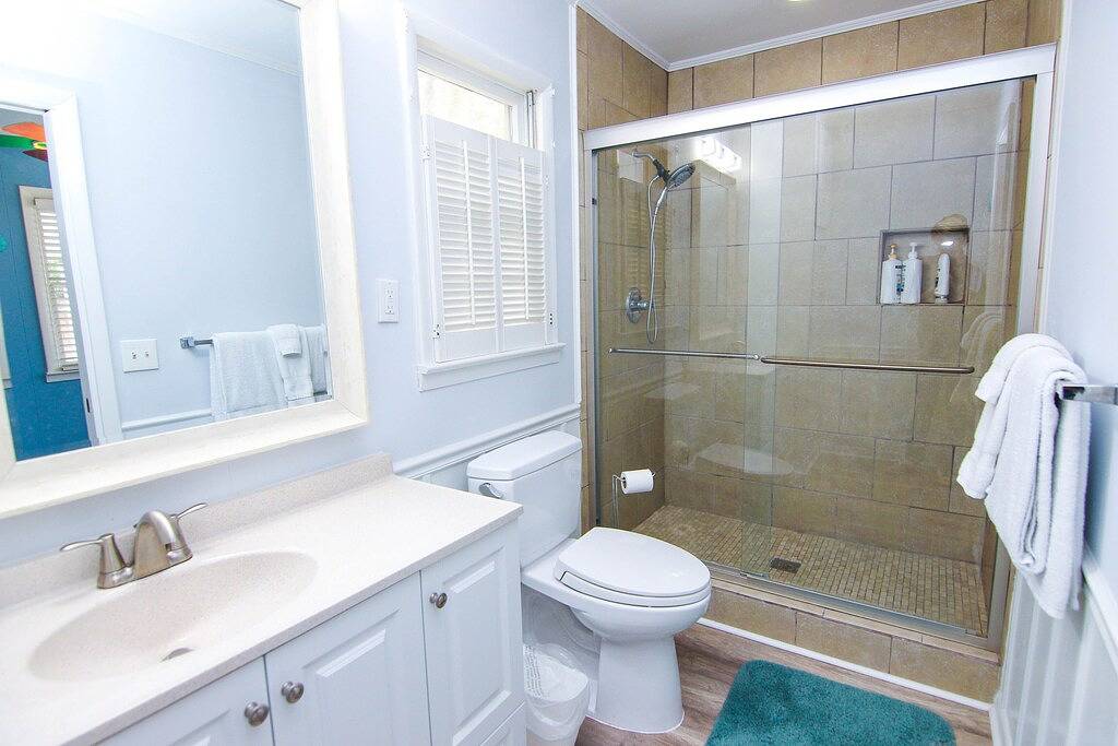 Family Beach Getaway 1 mile to Beach. Prime Central Location with Privacy Fence in St. Simons Island, Glynn County