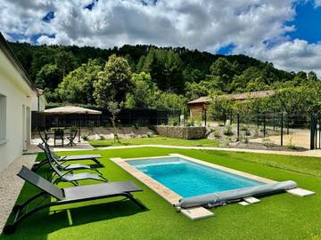 Cottage pour 8 personnes, avec jardin ainsi que vue et piscine, animaux acceptés à Pont-de-Labeaume