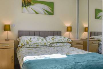 Cabin for 4 Guests in Sherwood Forest, Nottinghamshire, Picture 3