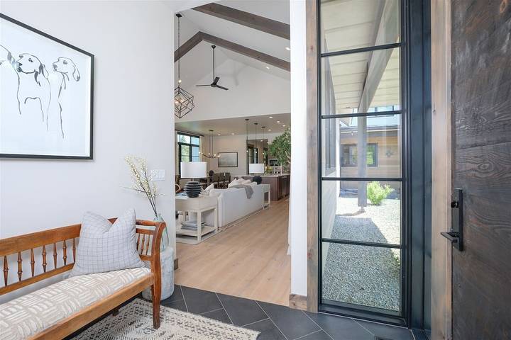 Vacation rental for 12 people, with yard and balcony as well as hot tub in Big Sky