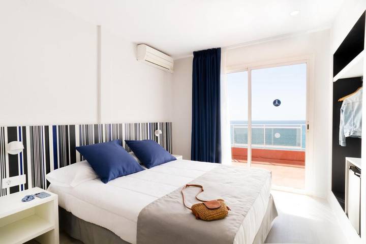 Hôtel pour 2 personnes, avec balcon ainsi que bassin pour enfant et piscine
