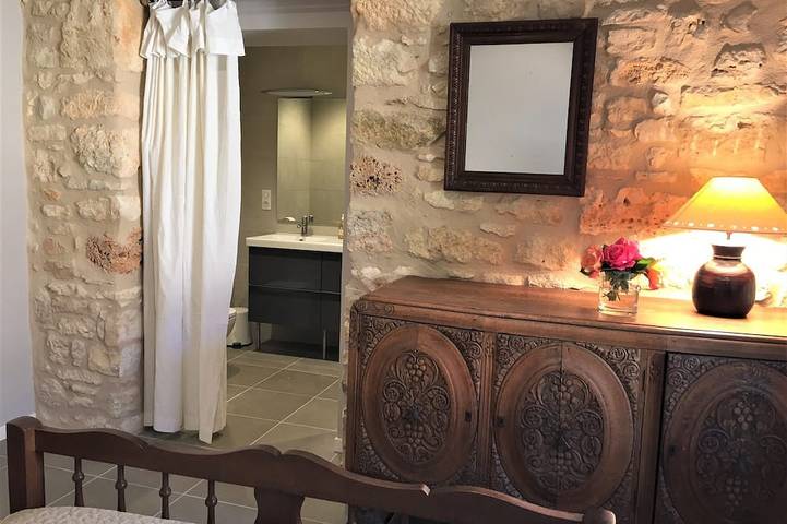 Neue Luxusrenovierung einer alten Steinscheune in einem mittelalterlichen Bastidendorf in Montcabrier, Quercy
