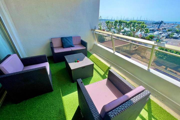 Gîte pour 2 personnes, avec terrasse dans Office De Tourisme De Golf Juan - 2