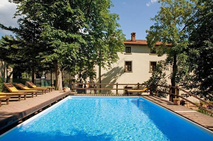 Casa vacanza per 22 persone, con giardino e terrazza nonché piscina, con animali domestici in Casentino