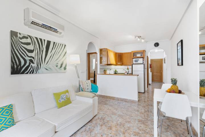 Apartamento entero, Apartamento vacacional Sofia en primera línea de playa con piscina, terraza y Wi-Fi in Playa de Aguamarina (Orihuela), Orihuela