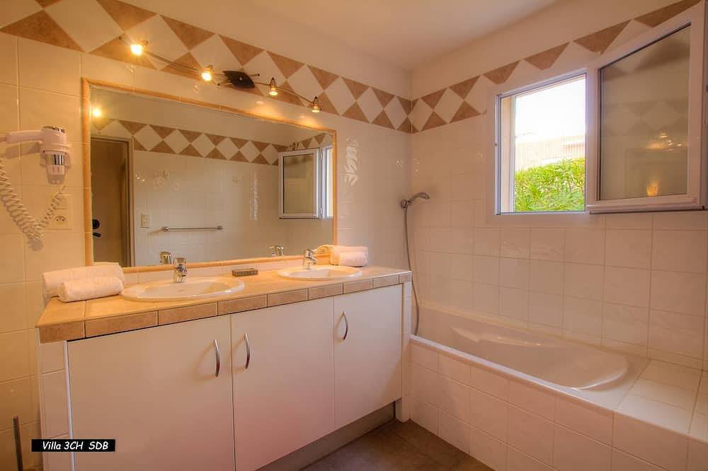 Sandy beach 500m away, air conditioning, swimming pool in Sartène, Arrondissement de Sartène