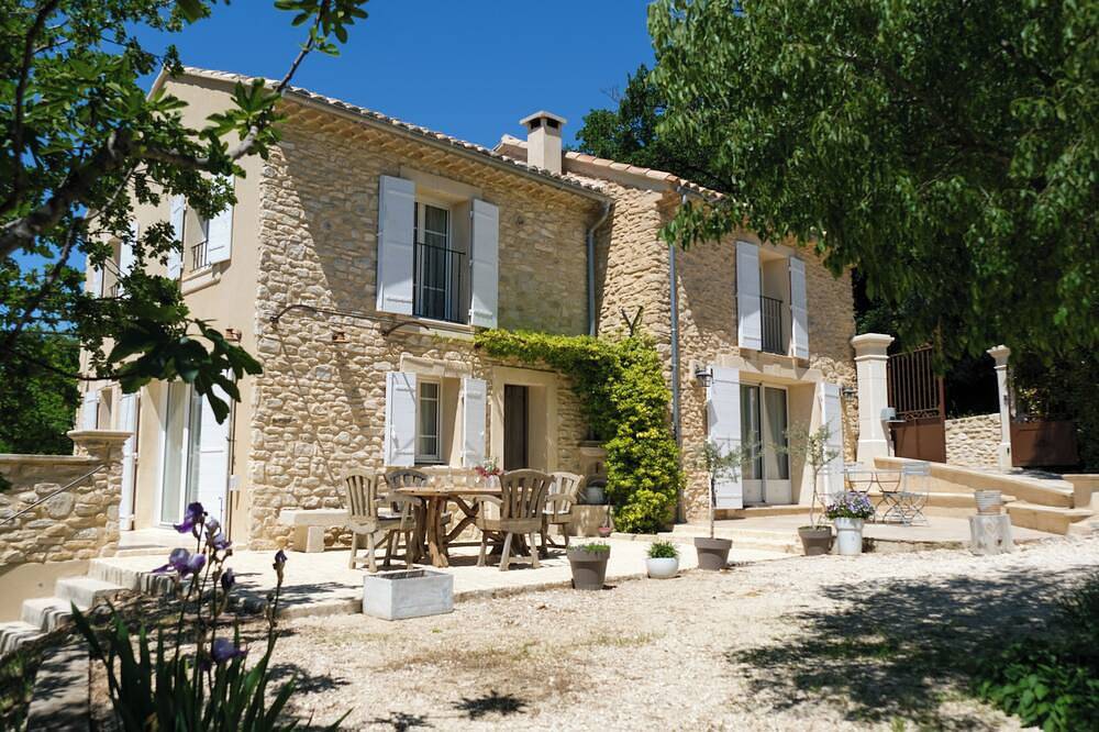 Magnifique Mazet en Pierre au Coeur de la Provence et de ses Collines in La Roque-sur-Pernes, Vaucluse