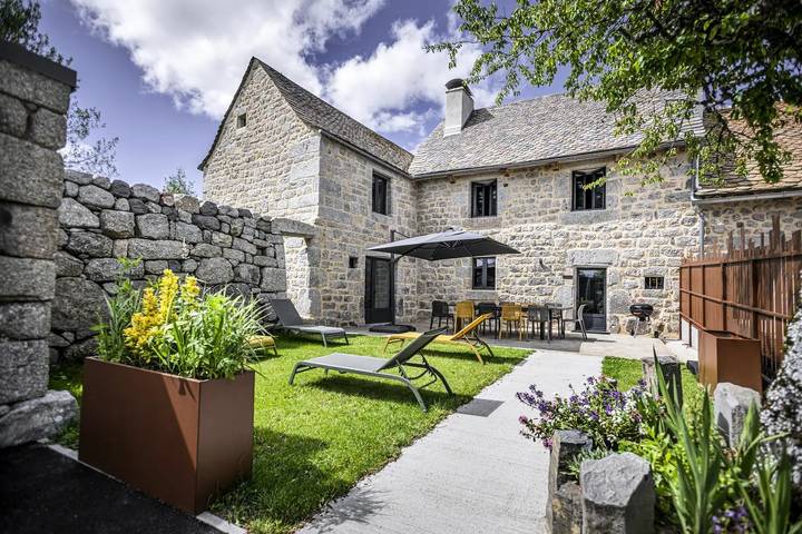 Gîte pour 12 personnes, avec piscine et jardin dans Prinsuéjols