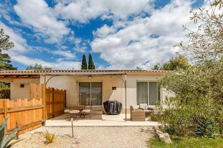 Location de vacances pour 6 personnes, avec piscine et jardin à Lézan