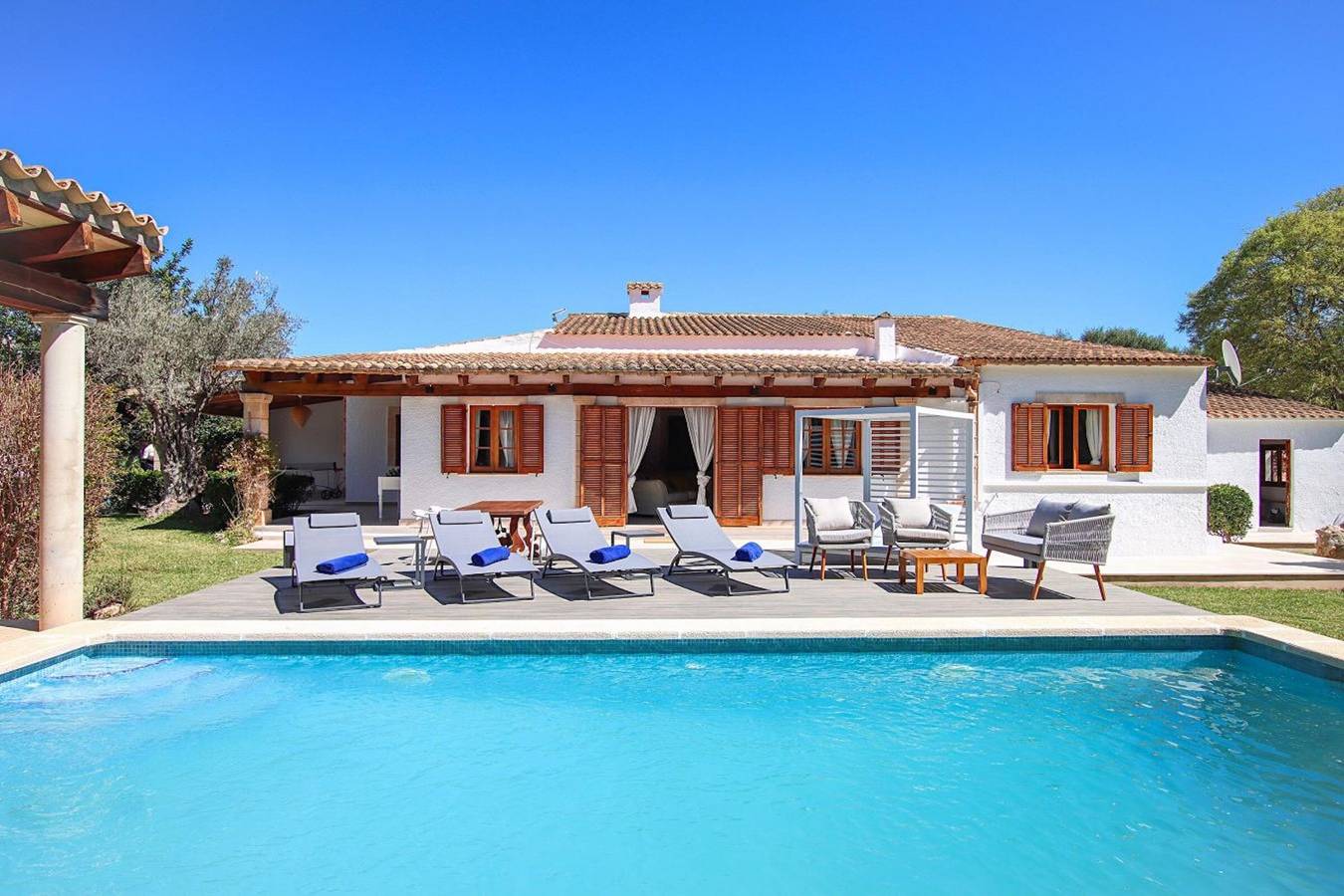 Casa de vacaciones "Alegre" con vistas a la montaña, piscina, jardín y Wi-Fi in Pollensa Ciudad, Pollença