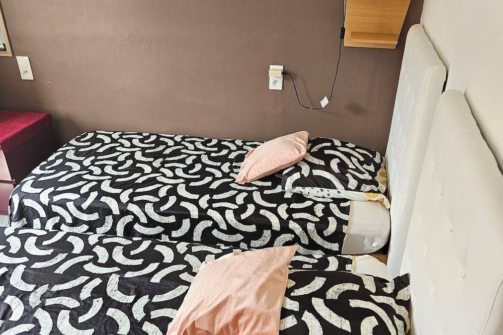 Serge Le Belge chambre 2 lit simple avec balcon in Lézignan-Corbières, Région de Narbonne