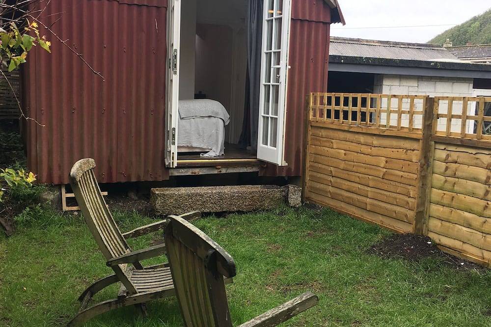 Fisherman's Studio in Cadgwith Cove - sleeps 2 guests  in 1 bedroom in Kynance Cove, Cadgwith