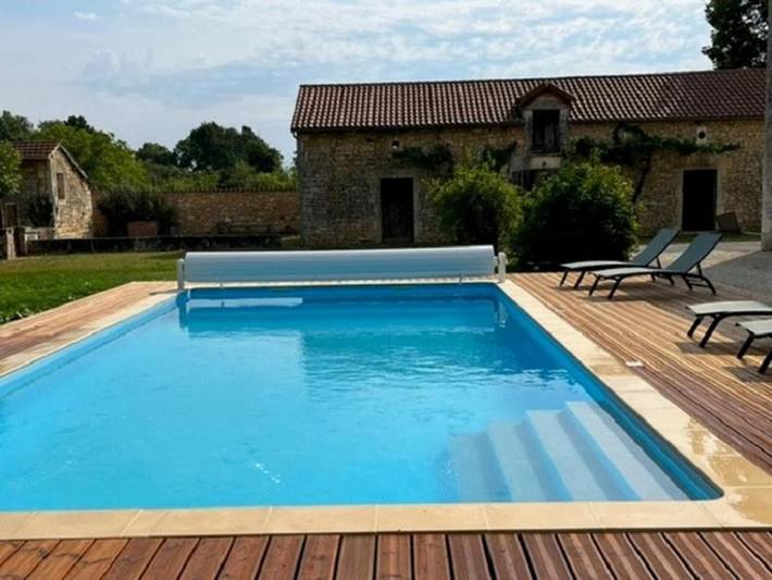 Location de vacances pour 8 personnes, avec piscine ainsi que terrasse et jardin, animaux acceptés à Savignac-les-Églises