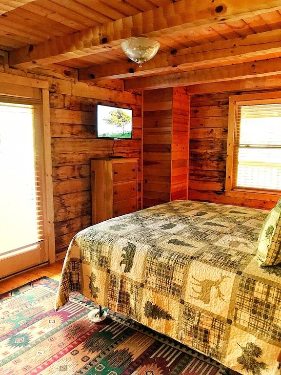 2/2 Gemütliche Kabine, Kamin, Whirlpool, 2 Kingsize-Suiten, privat, Dollywood, kostenloses Wlan in Sevierville, Sevier County