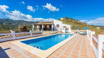 Casa rural para 8 personas, con terraza además de jardín y piscina en El Borge