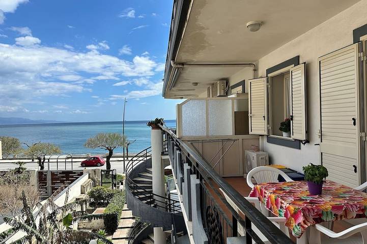 Casa vacanza per 4 persone, con balcone e giardino in Roccalumera