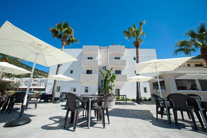 Gîte pour 3 personnes, avec vue et piscine ainsi que bassin pour enfant et terrasse à Cala Llonga - 3