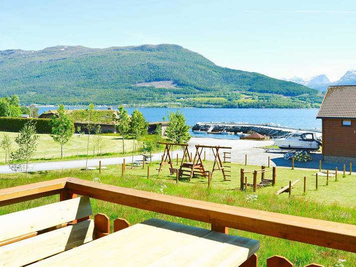 Ferienwohnung für 6 Personen, mit Pool und Balkon, kinderfreundlich in Nesset