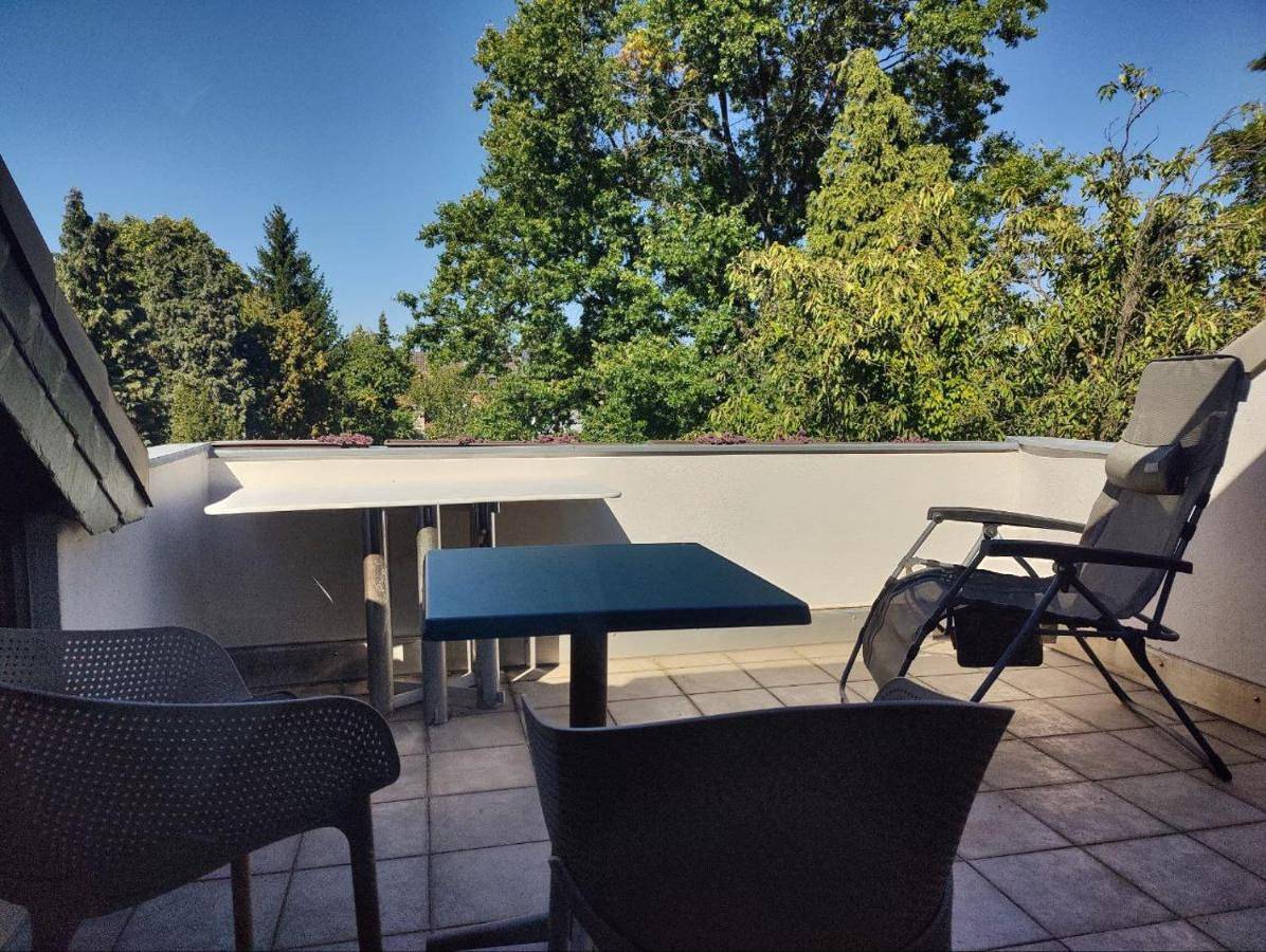 Spacious & comfortable guestrooms w private bathrooms near Koelnmesse & Lanxess Arena, free parking, highspeed Wifi in Kalk (Keulen), Keulen