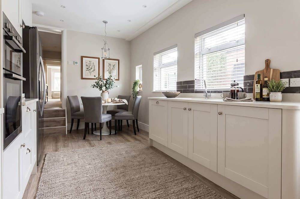 Bright 2-Bed Garden Flat, Central Guildford in Guildford, Surrey