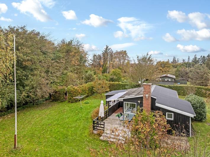 Cozy holiday home with terrace and wood-burning stove close to the water. in Limfjord in Nordjütland