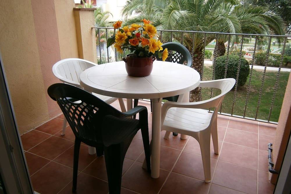 Entire apartment, Apartment with terrace close to shops and the beach in Empuriabrava, Upper Empordà