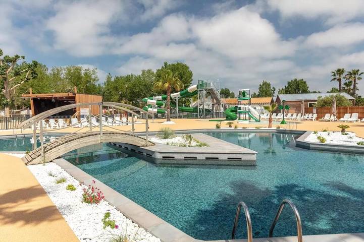 Camping pour 4 personnes, avec bassin pour enfant ainsi que piscine et terrasse, animaux acceptés dans Plage de l'Espiguette - 3