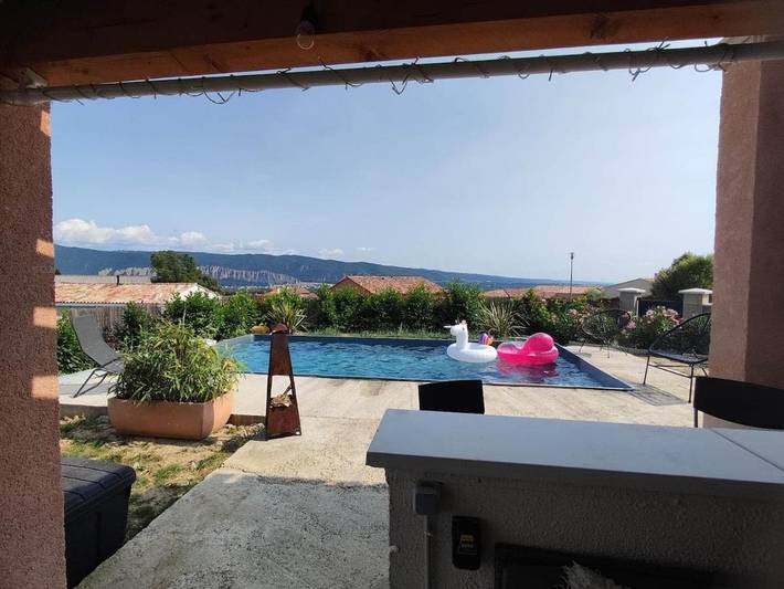 Location de vacances pour 5 personnes, avec piscine ainsi que vue et jardin à Peyruis