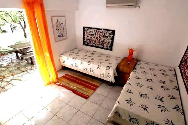 Appartement entier, Beautiful Villa Apartment by the Sea with Garden & Deck. in Sporades